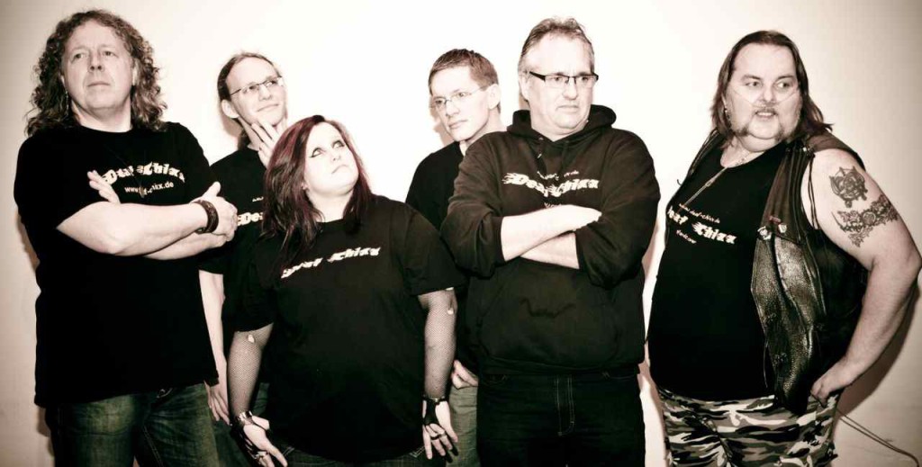 Die Band Deaf Chixx von links nach rechts: Ralf Merschhaus, Lukas Nowotny, Justine Kulescha, Andre Große Brinkhaus, Martin Bischoff und Andreas Grubert