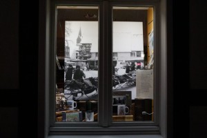 Im Schaufenster der Buchhandlung Holterdorf gibt es einen Rückblick auf den alten Hahnenteller